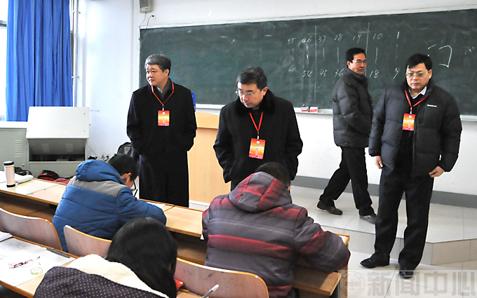 学校领导到榆中校区巡视期末考试考场