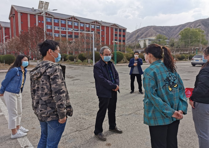 兰州大学文学院负责人看望返校毕业生并开展辅导员防疫工作座谈