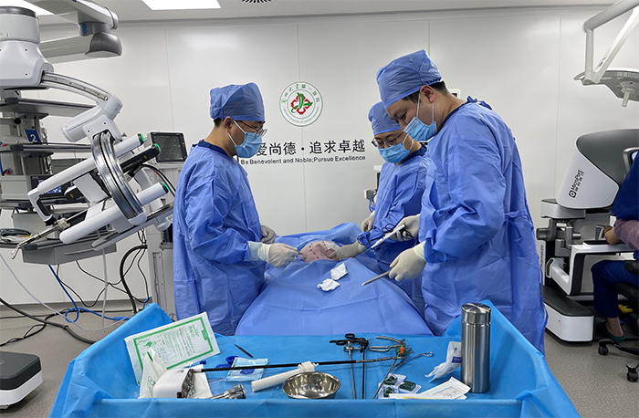 国产单臂构型手术机器人临床验证率先在兰大一院完成
