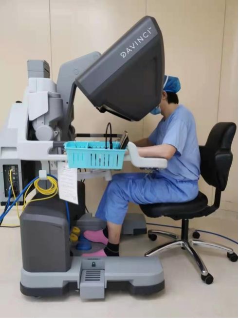 亚博电竞欧冠买球第二医院肿瘤外科完成一例完全机器人甲状腺肿瘤切除术