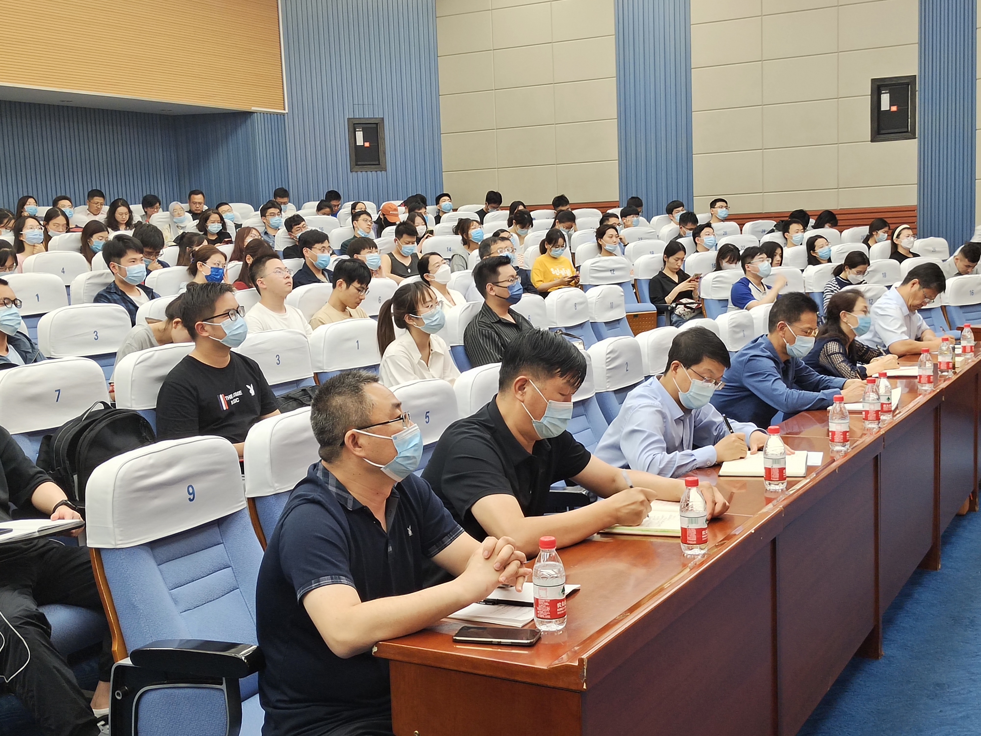 学校召开铸牢中华民族共同体意识教育报告会