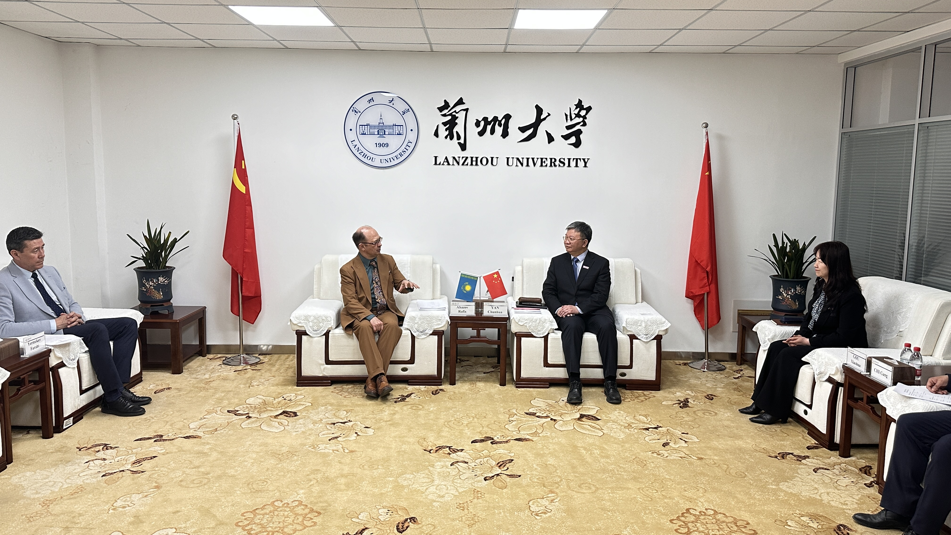 哈萨克国立农业研究型大学代表团访问兰州大学