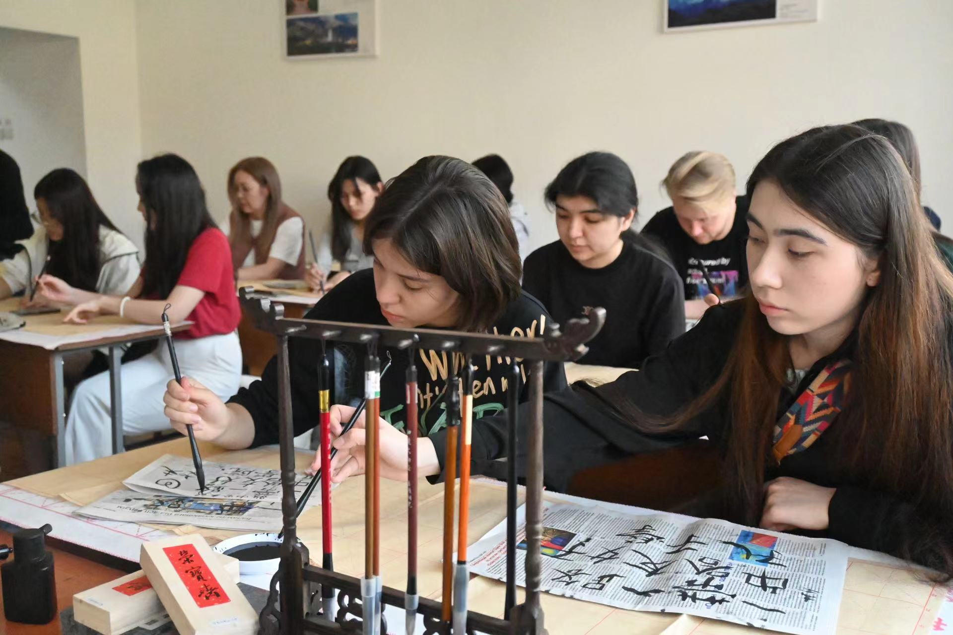 兰州大学共建孔子学院举办中国书法体验展示活动