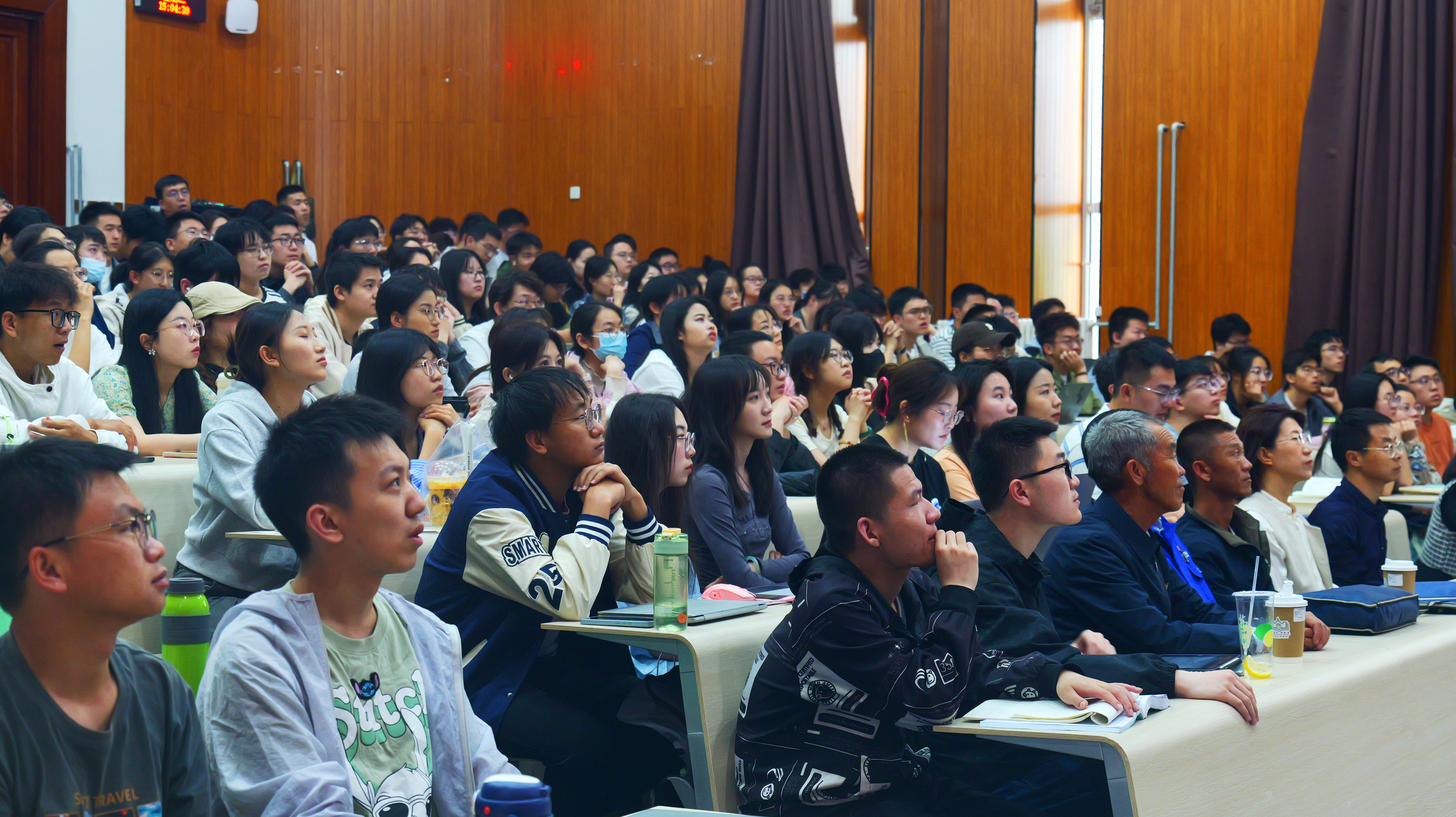 兰州大学举办“培根铸魂”全国两会精神示范性宣讲暨“劳模工匠进校园”行动全国示范活动