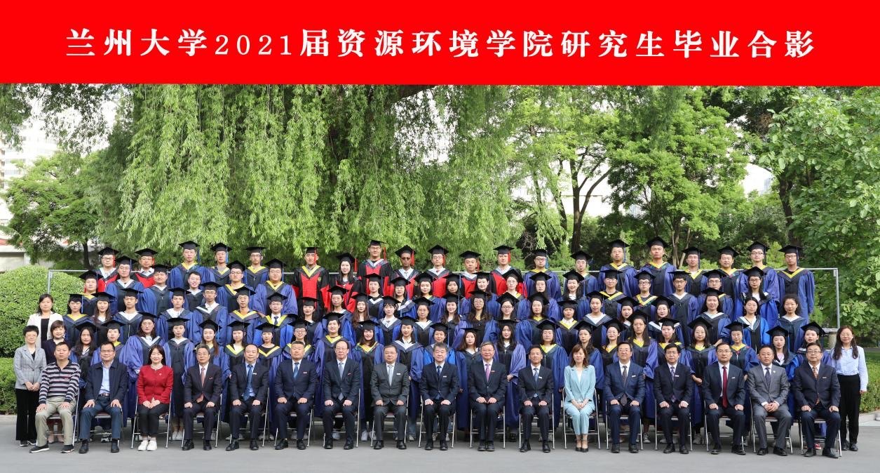 學校領導與2021屆畢業生合影留念