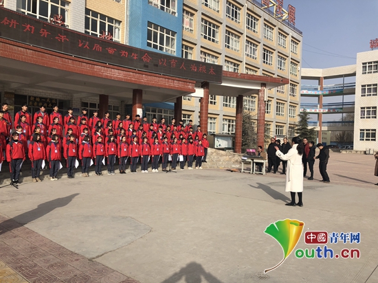 图为广河一中“广之韵”合唱团在学校家长委员会上进行合唱表演。兰州大学研支团 供图