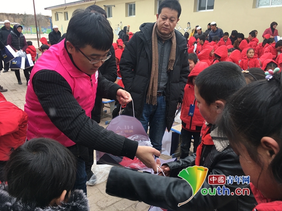 兰州大学研支团志愿者为临夏州东乡县董岭乡董家岭小学师生送过冬棉衣及文体用品。